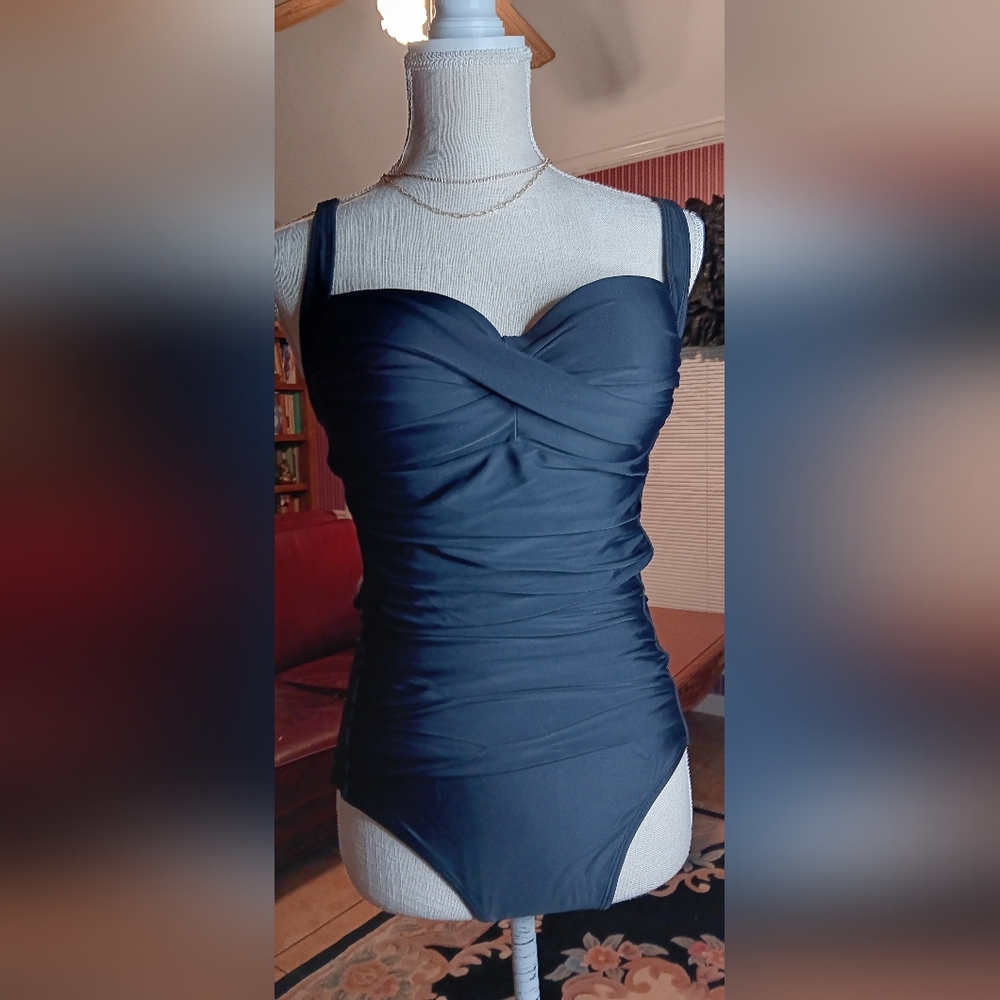BEAUTIFUL Nicole Miller bandeau swimsuit  SIZE M